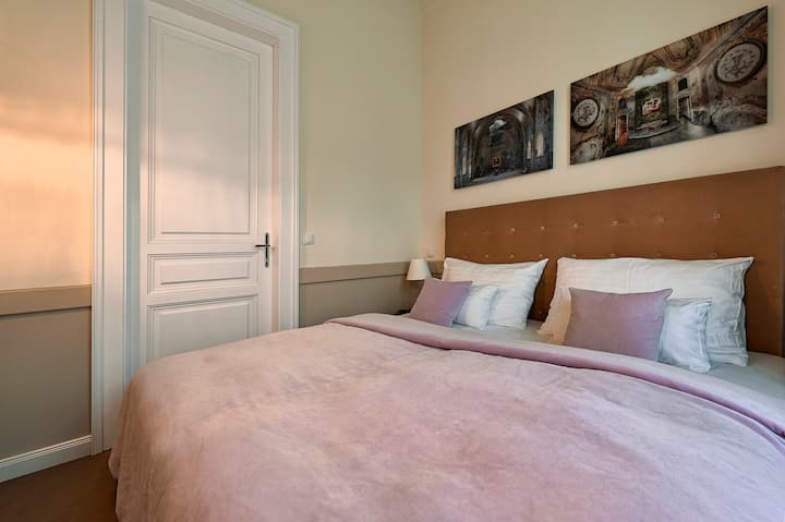 2. spavaća soba s ručno izrađenim krevetom s oprugama i televizorom