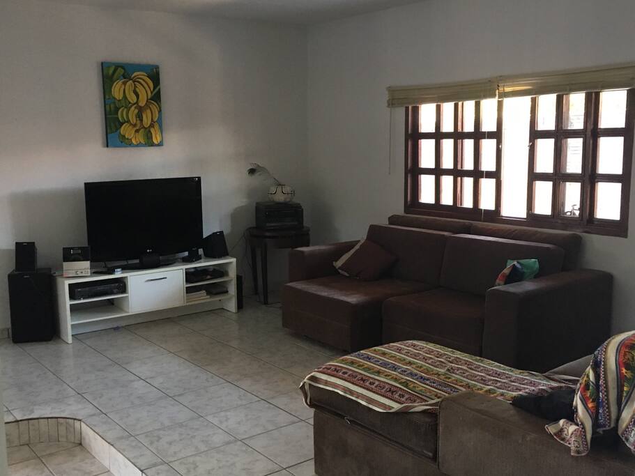 Sala completa com sofás, internet Wi-Fi, TV a cabo, home teather e netflix.