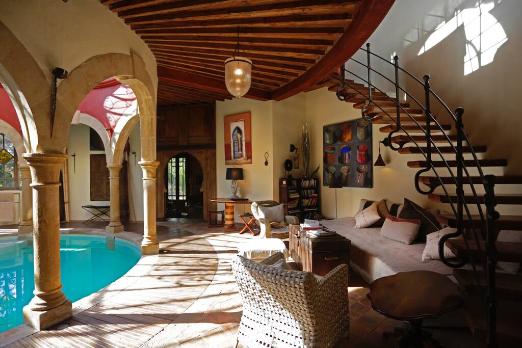 Le patio de la villa avec sa piscine intérieure