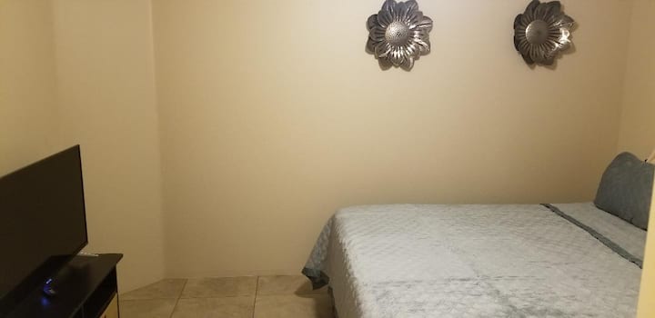 Dormitorio 4 con televisión de streaming Roku de 43 pulgadas.