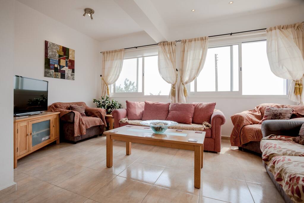 Spacious living room with balcony/sea views