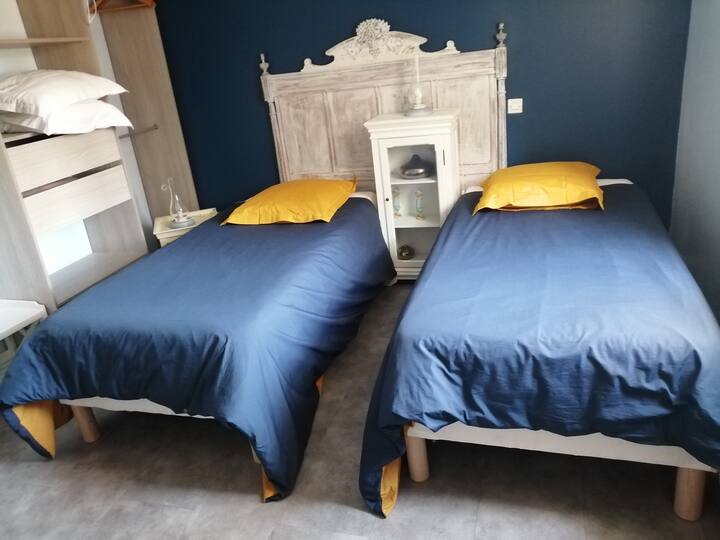 Dhomë gjumi 3,   2 krevate tek 90x200cms, banja private, TV dhe WIFI