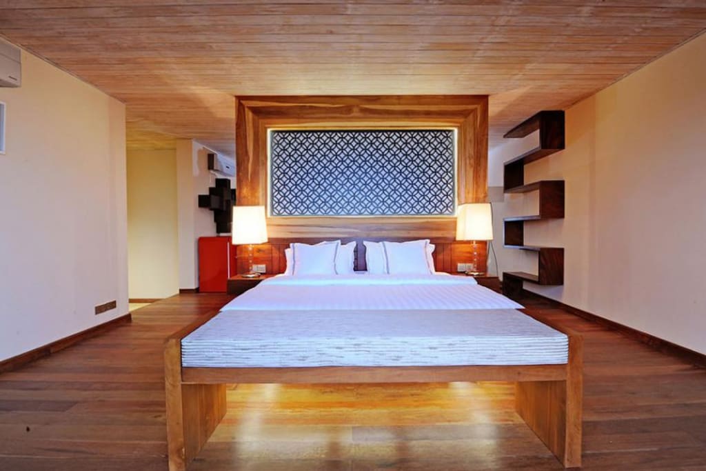 Suite bed front of Ocean