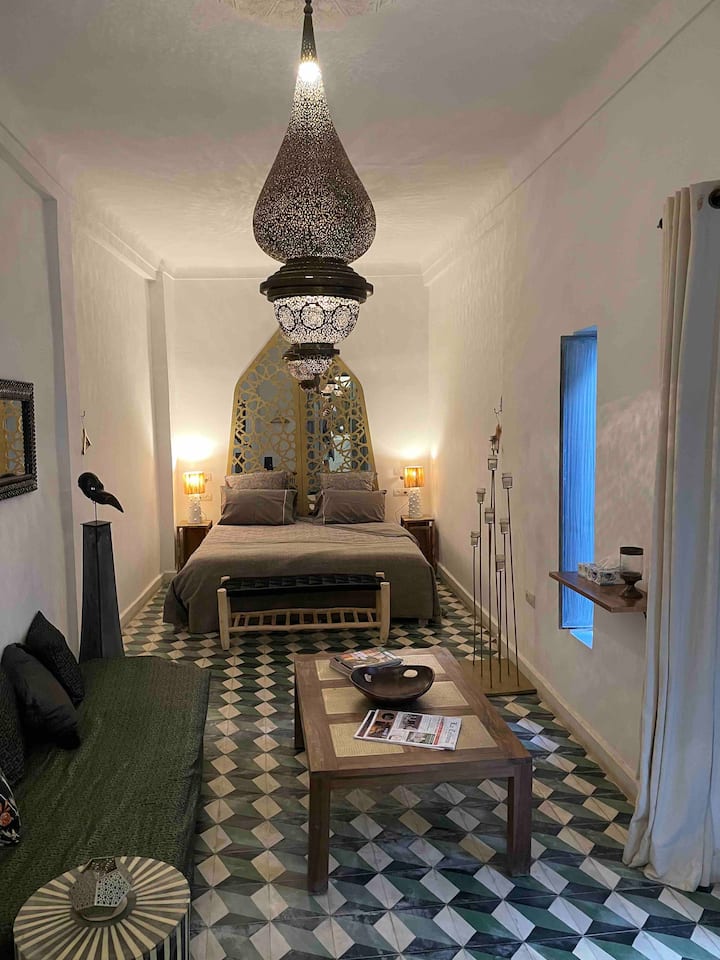 Izba na úrovni terasy s kúpeľňou a WC