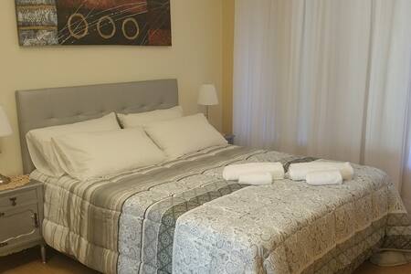 Downtown Apartment Next to Subway (free parking)