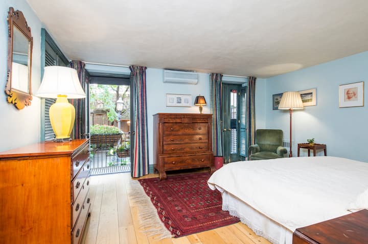 Veľká spálňa s výhľadom na záhradu s manželskou posteľou King, dvoma veľkými skrinkami a dvoma komodami. Nad zásuvkami oproti posteli je teraz televízor s plochou obrazovkou. 