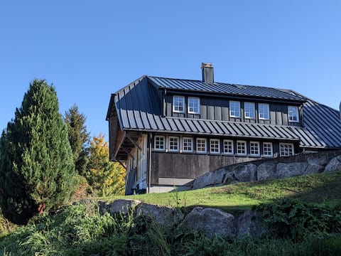 Cozy farmhouse, right on the mountain