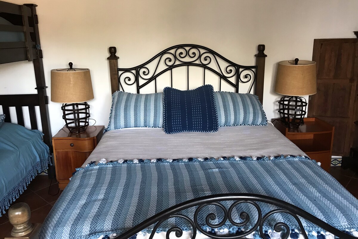 Основна спалня.  Двойно легло и двуетажни легла