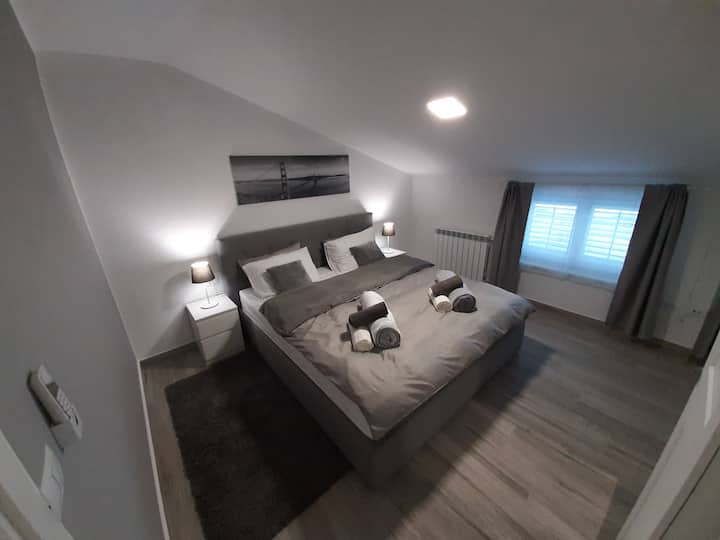Spavaća soba broj 1 sa velikim bračnim krevetom, klimom i tv-om/ dormitorio n .º 1 con una cama doble grande, aire acondicionado y TV / dormitorio n .º 1 con cama doble grande, aire acondicionado y TV