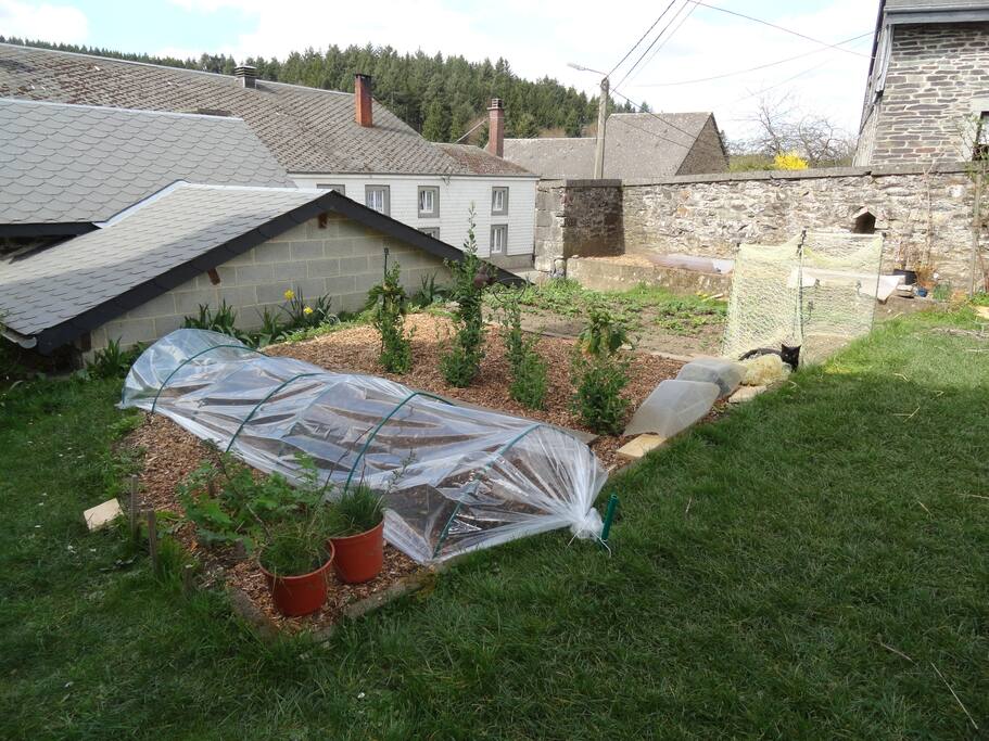 Le jardin, différent chaque année, et le toit du fournil.