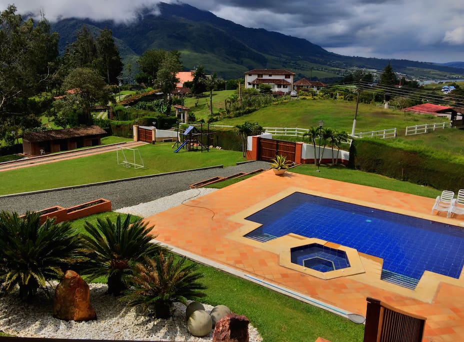 Hermosa vista a la naturaleza y al Lago Calima. Tiene dos entradas una a la casa y la otra a la cancha de futbol, pesebreras, casa de agregados y bodega.