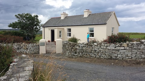 Top Airbnb: Fuchsia Cottage, cozy hideaway close to the beach in County Mayo