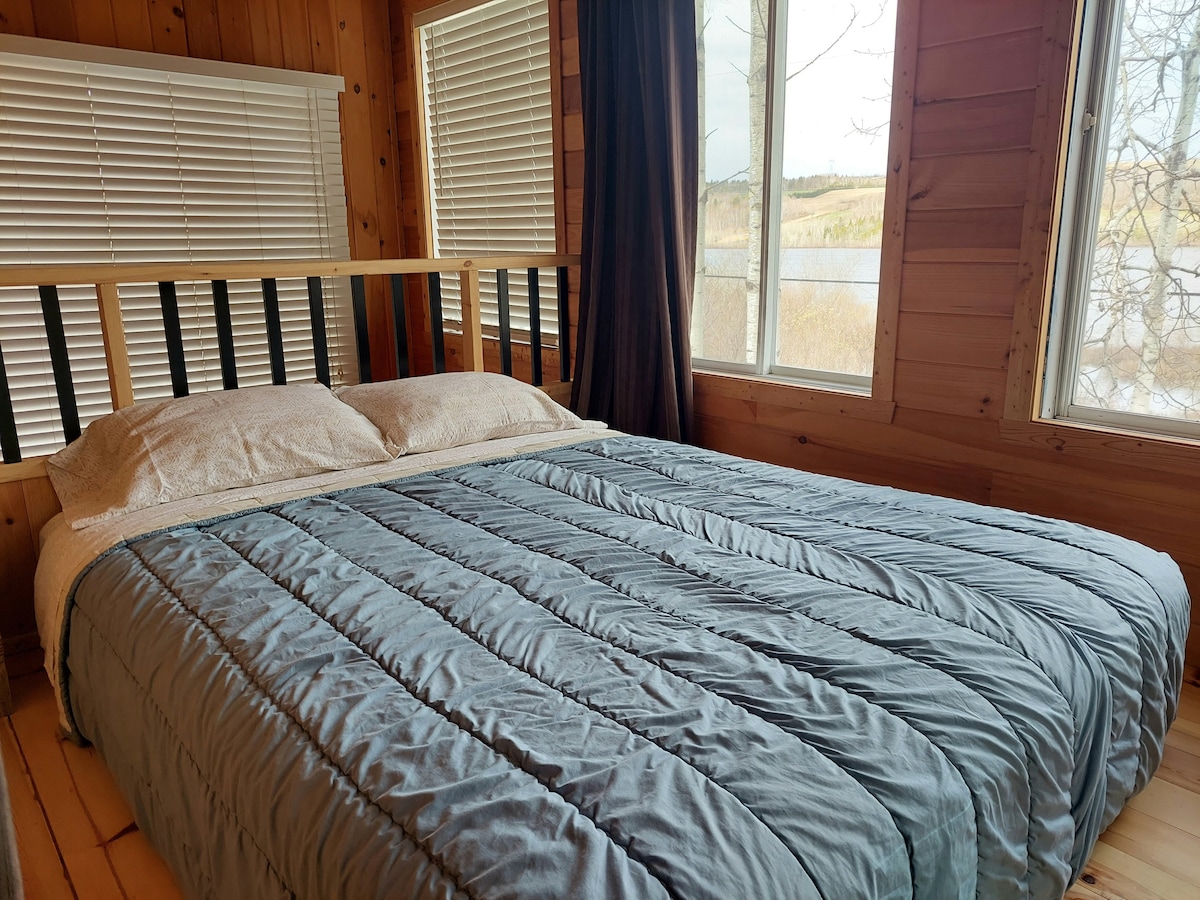 ชั้นลอยพร้อมเตียงควีนไซส์ให้วิวทะเลสาบที่สวยงาม