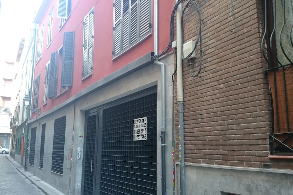 Con garage en el mismo edificio incluido en el precio. Principalmente recomendable a vehículos de longitud inferior a 4,8 m debido a la estrechez de la calle de acceso. There is an available parking place included in the price. It is mainly suitable for cars máximum 4,8 meters long. Une place au garage est incluse dans le prix. L'entrée est facile pour vehicules de longueur inferieure à 4,8 m.