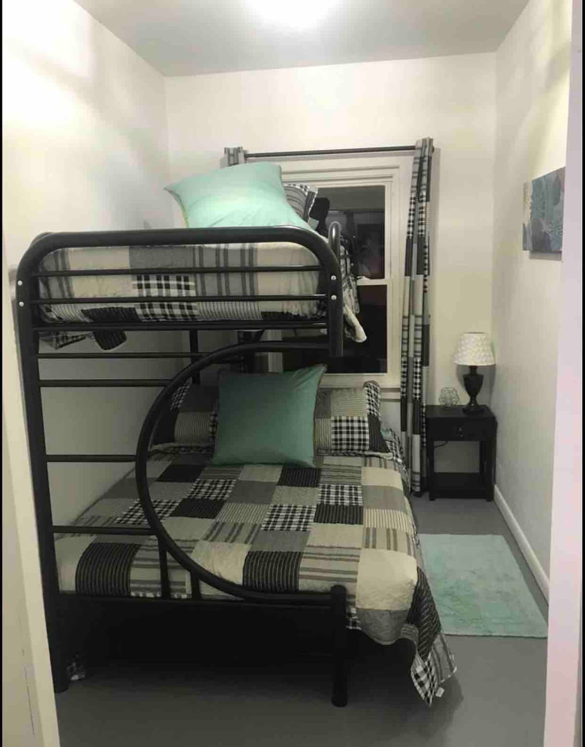 Tweepersoonsbed boven volledig stapelbed 