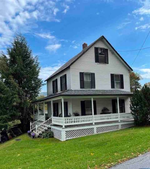 Stylish Farmhouse - Close to Ski, Golf + Hot Tub