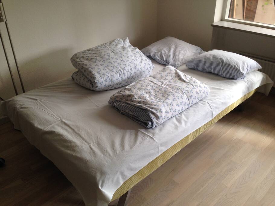 Mulighed for at sove to på sovesofa - eller låne en madras til gæst nummer to.