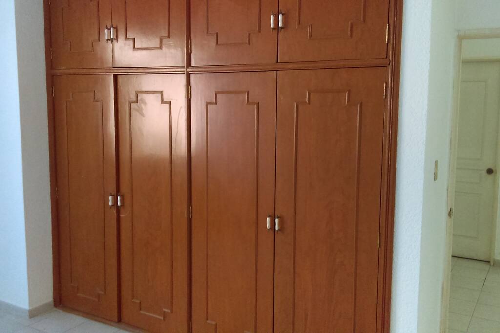 todos los cuartos tienen closets asi.