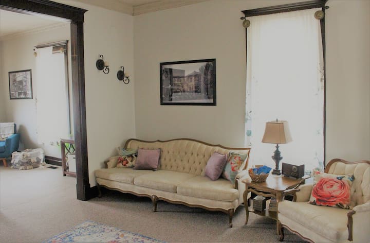 Viktoriánska výzdoba s moderným vkusom vás pri vstupe obklopí v tomto salóne.