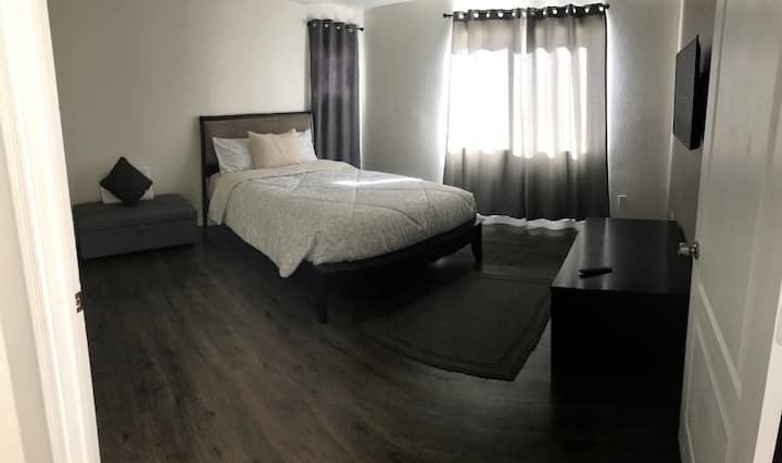 غرفة النوم رقم2 مع أريكة واحدة