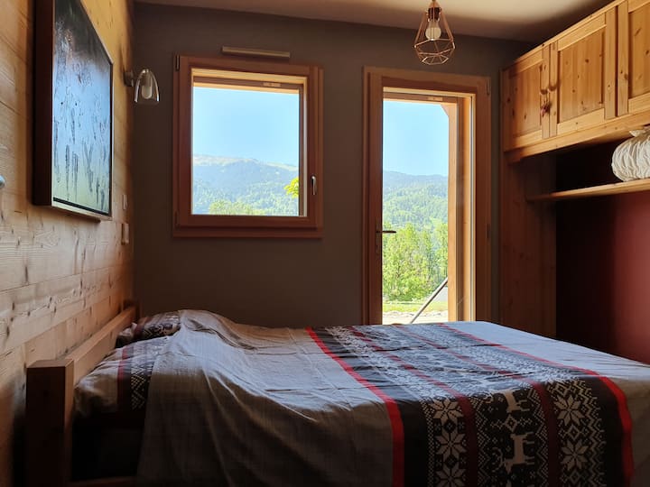 ห้องนอนอยู่บนระเบียงหันหน้าไปทางทิศใต้สำหรับนาฬิกาปลุกท่ามกลางแสงแดดบนภูเขา!