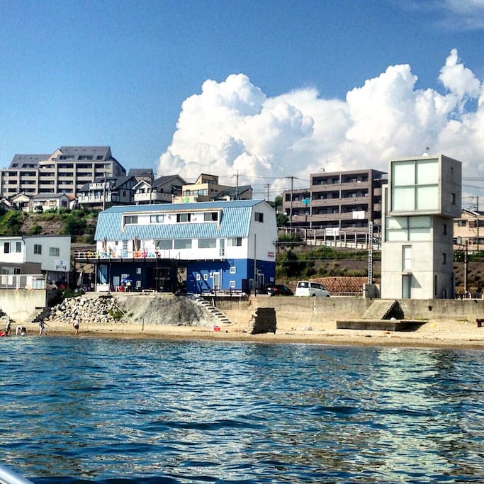 プライベートビーチ付きです!
There is a private beach.
隣には安藤忠雄さんデザインの建物も!
Next a building of Mr.Tadao Ando.