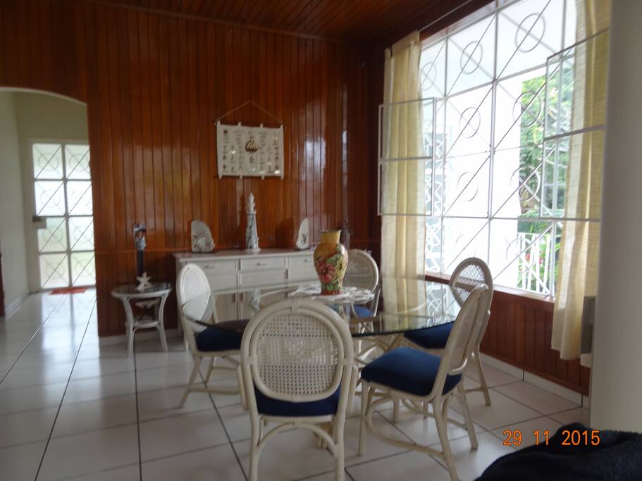 COMEDOR CON VENTANAL AL JARDIN