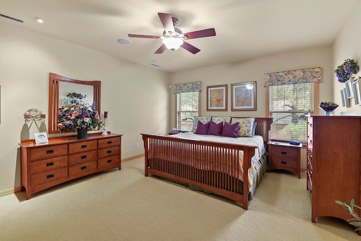 Главна спална соба на горниот кат со брачен кревет (широк 180 - брачен