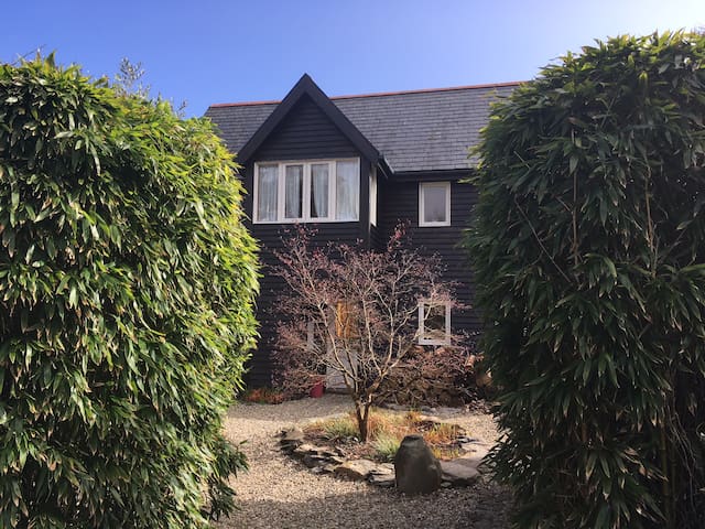 Vary's Garden Room - 3 The Break, Colla Rd  SCHULL