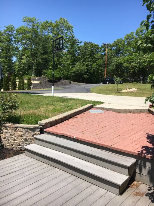 Walkway to driveway