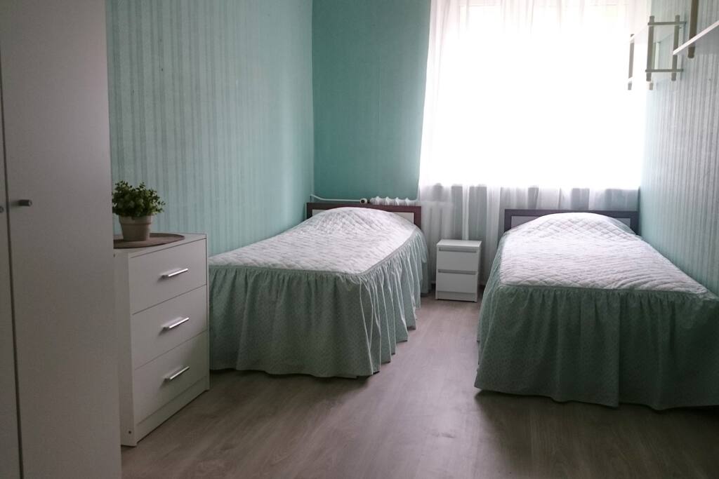 Zielona sypialnia dla 2 osób (łóżka z możliwością złączenia)