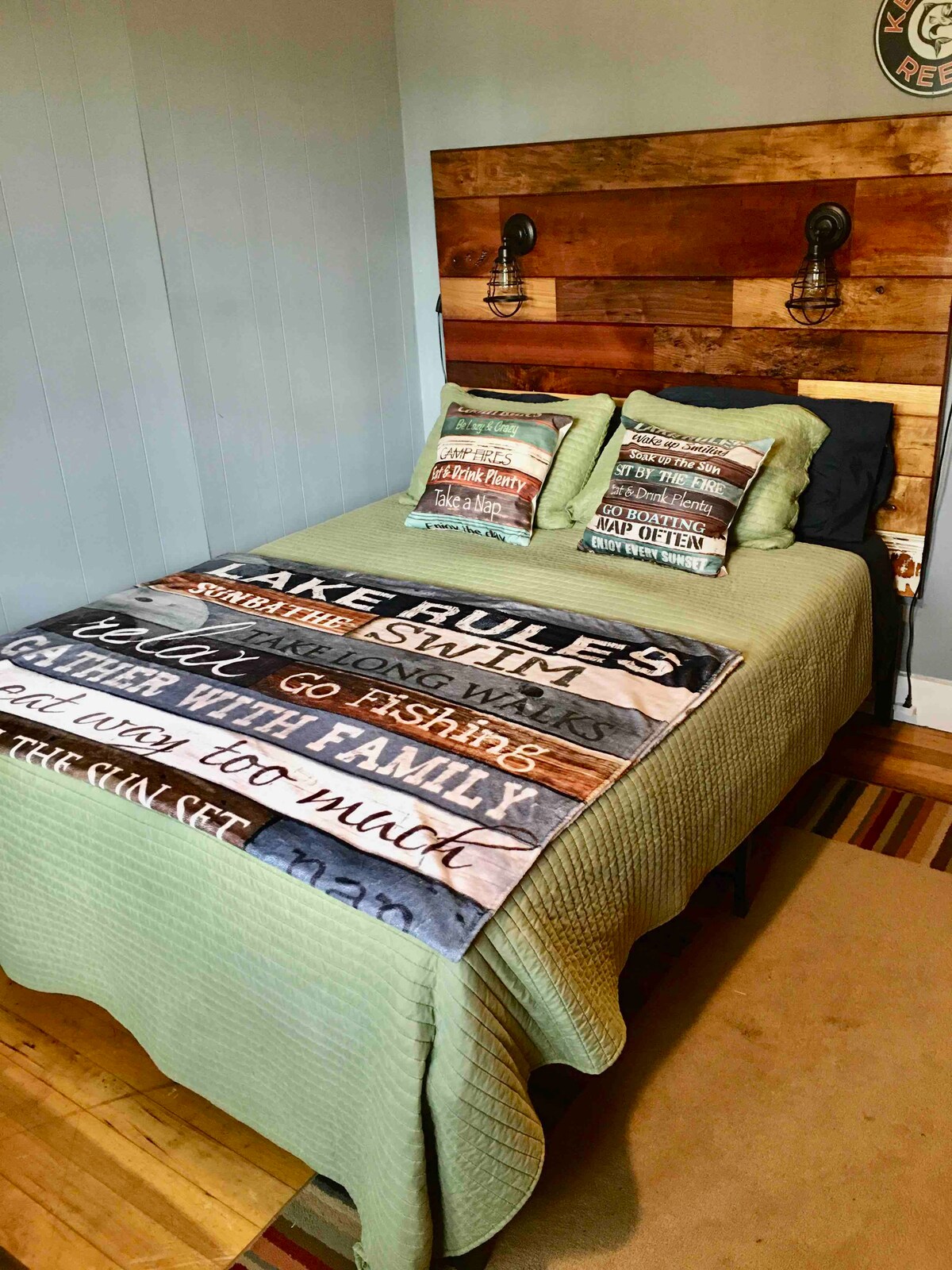 מיטת קווין סייז בחדר השינה השני 