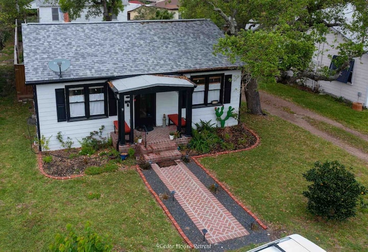 Walk to Rockport Beach ~Room for boat parking