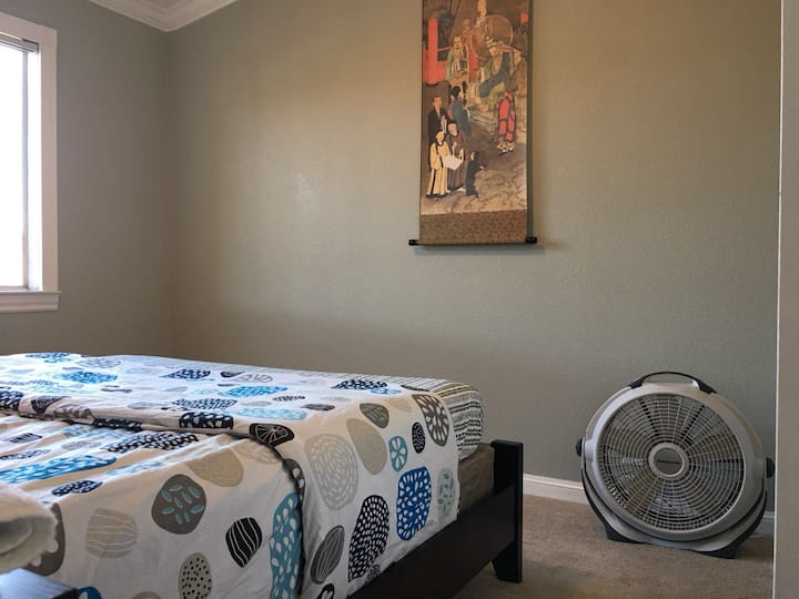 Традиционален кинески декор за вашата соба. Голем вентилатор за разладување