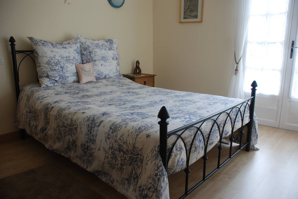 Chambre Morbihan with patio doors onto the terrace