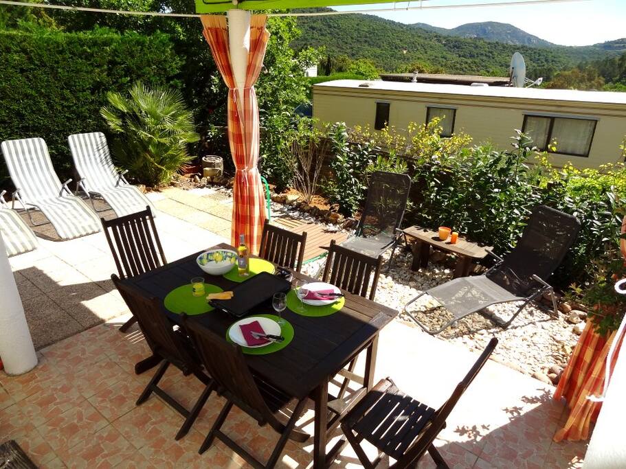 la terrasse avec pergola avec vue sur le massif des maures