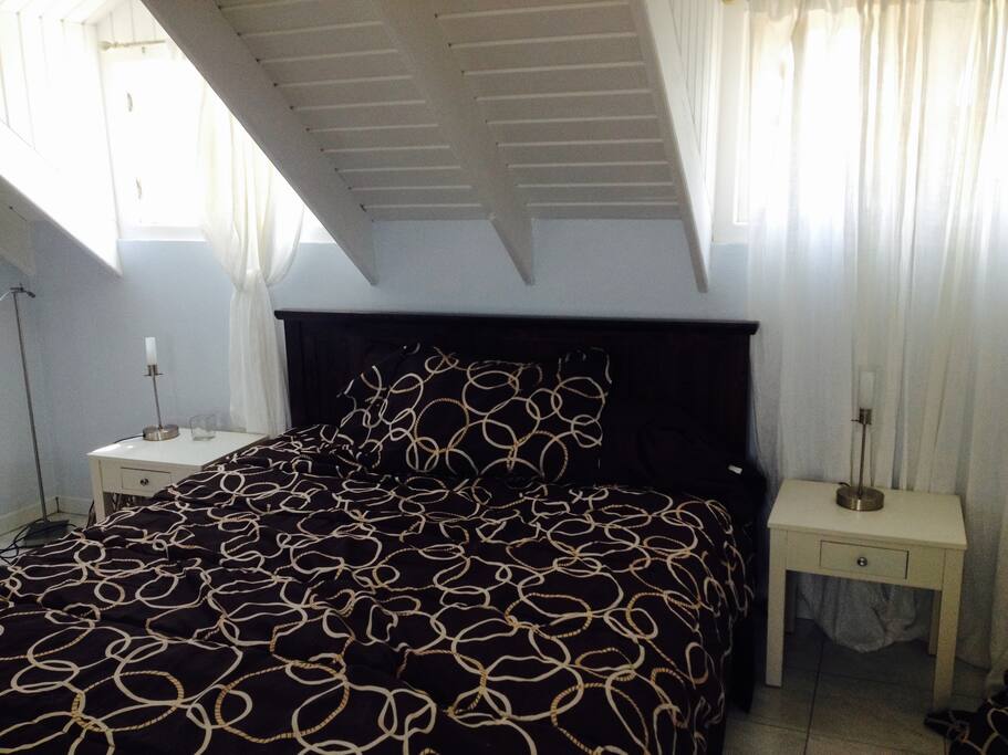 King Bed in Private Upstairs Studio Apartment