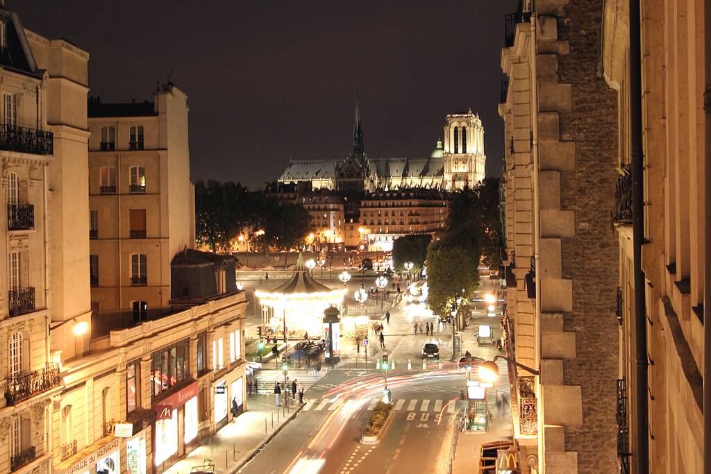 View over NOTRE DAME. NOTRE DAME le soir.