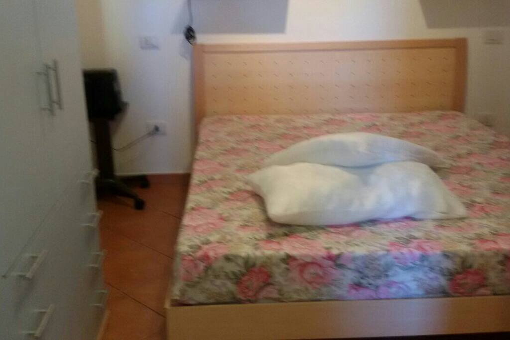 camera da letto con letto matrimoniale