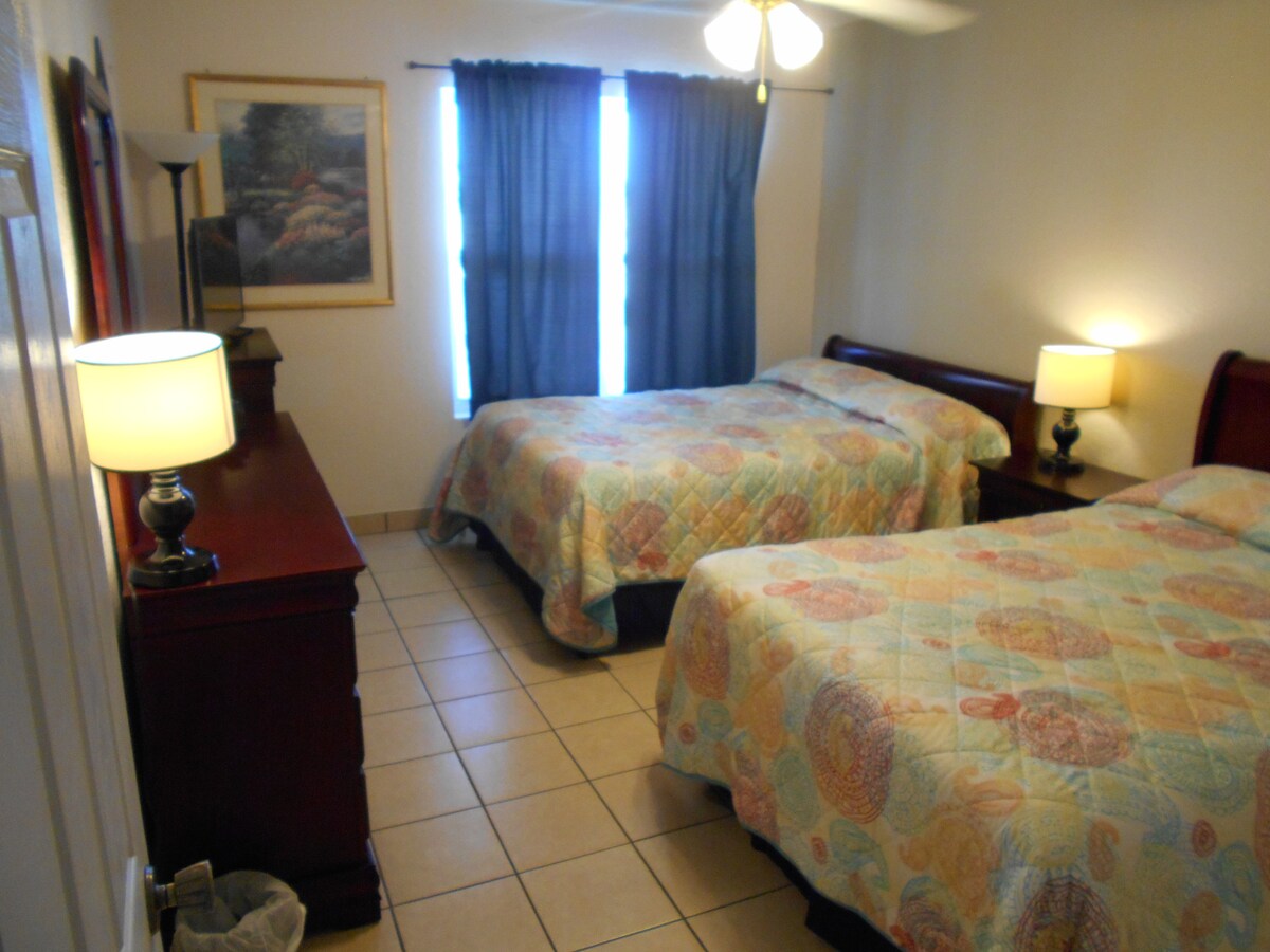 2 מיטות בגודל מלא