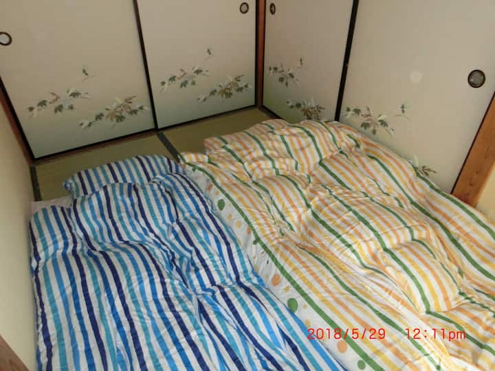 室内に布団があります。 1人または2人のゲストがここで寝ることができます。 