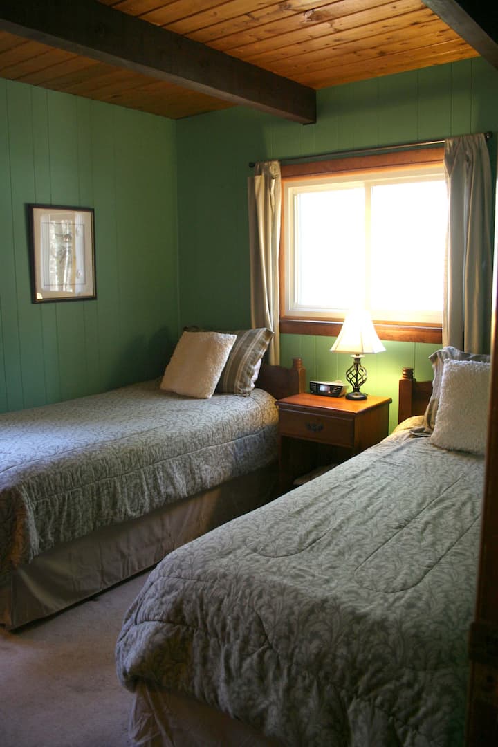 chambre avec deux lits, niveau principal