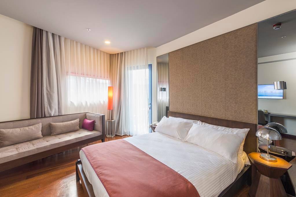 4BR Apt-Bedroom w partial sea view