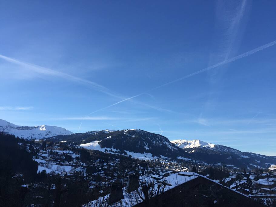 La vue depuis la pièce principale, sur le balcon côté Sud. Vue sur la vallée de Mégève.
