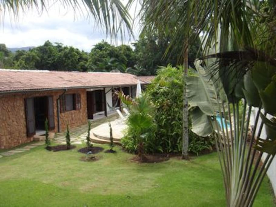 Vista da lateral da piscina