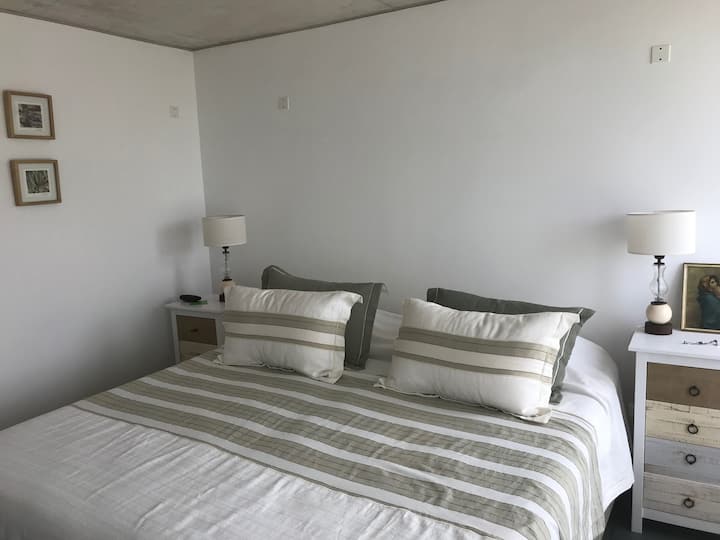 غرفة النوم 1 في الجناح (خزانة ملابس وحمام) مع أسرّة مفردة أو مزدوجة. نافذة كبيرة. إطلالة على الحديقة والبحر
