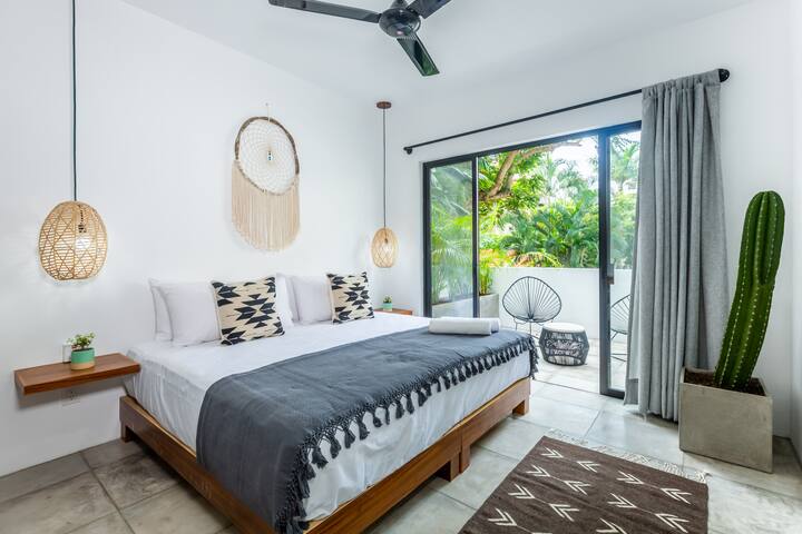 Terrace⋆Location⋆King Bed ♥ NEW Boho Studio Suite