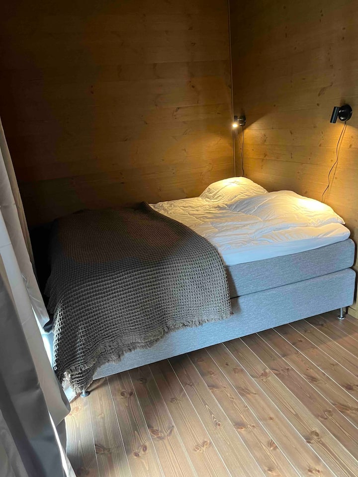 ห้องนอน 3 ชั้นบนพร้อมเตียงขนาดคิงไซส์และเตียงสองชั้นขนาด 200 * 90 ซม. ทางออกตรงไปยังระเบียง 