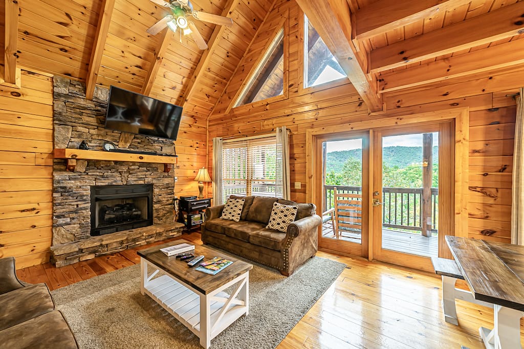 Flashback Cabin 4BR/3BA. Perfect 2-4 family Cabin - Pigeon Forge의 통나무집에서 살아보기, 테네시, 미국