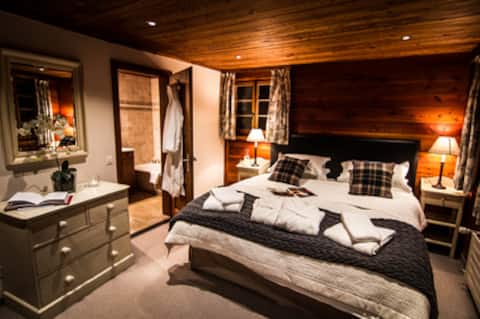 Traditional Luxury 6 Bedroom Cosy Chalet